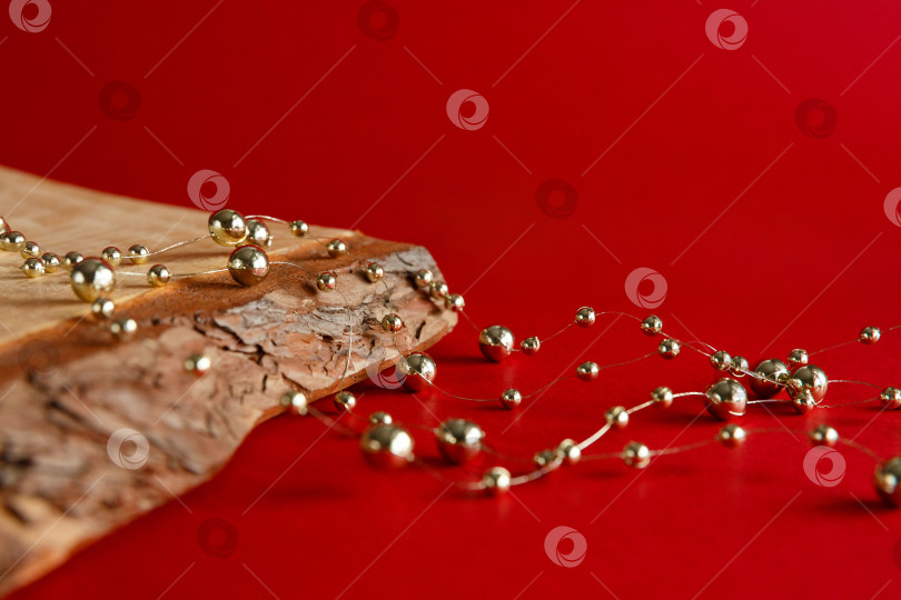 Скачать Рождественский фон. Бусины на красном фоне и деревянная доска фотосток Ozero
