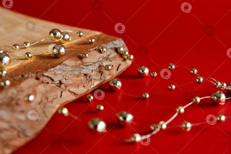 Скачать Рождественский фон. Бусины на красном фоне и деревянная доска фотосток Ozero