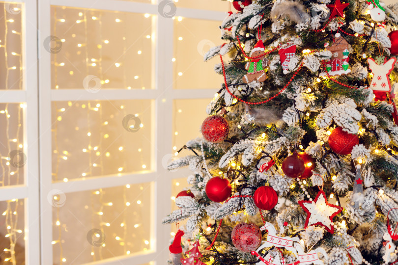 Скачать Рождественская елка, украшенная игрушками фотосток Ozero