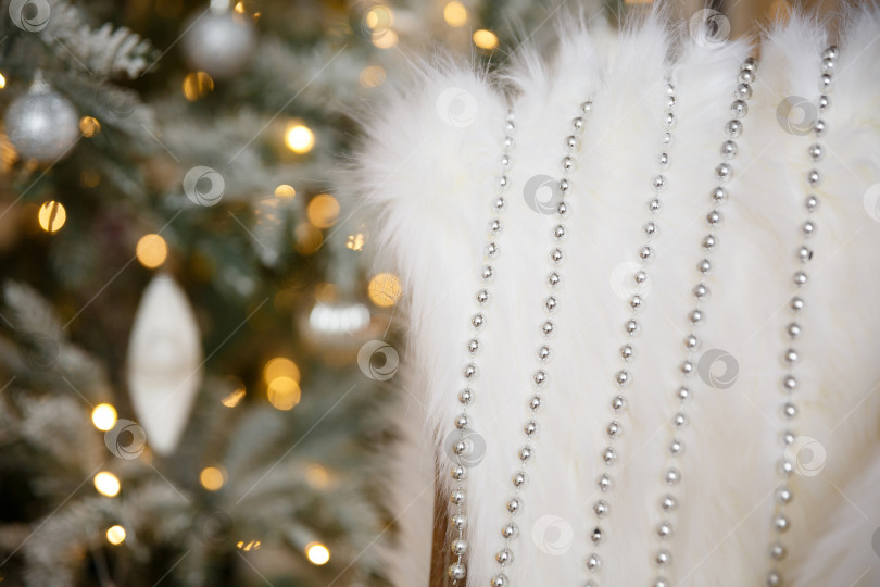 Скачать Бусины лежат на белом пушистом меховом пледе фотосток Ozero
