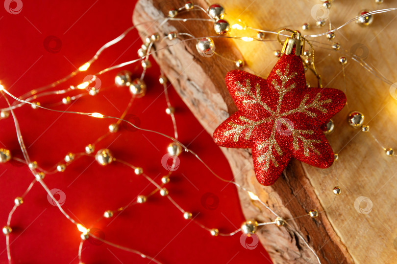 Скачать Рождественский фон. Бусы, игрушки и гирлянды на красном фоне и классной доске фотосток Ozero