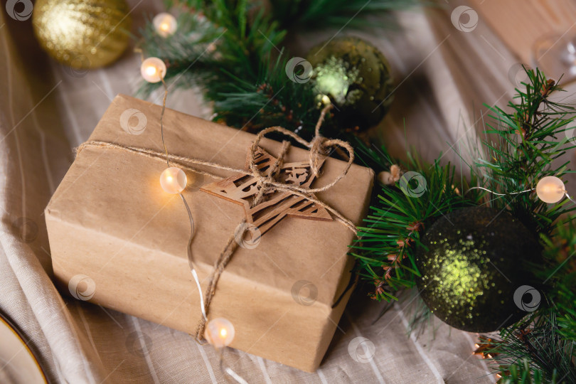 Скачать Новогодняя открытка. Рождественский подарок упакован в коробку. Сюрприз и положительные эмоции. фотосток Ozero