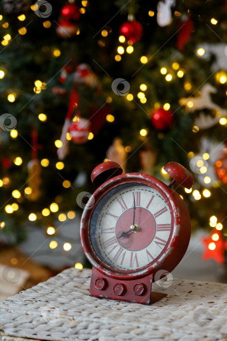 Скачать Рождественские игрушечные часы на фоне желтых огоньков гирлянды фотосток Ozero