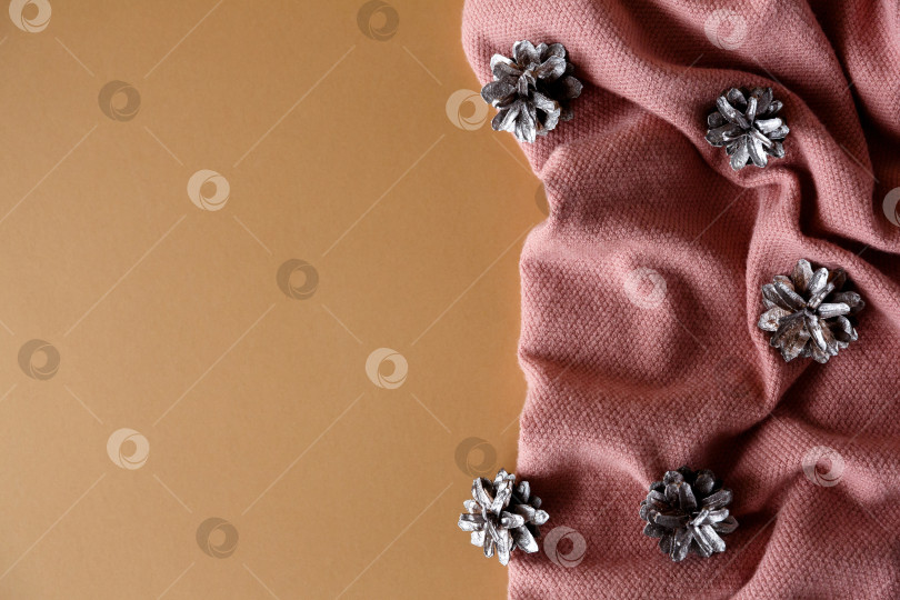 Скачать Рождественский фон. Шишки на свитере и крафт-бумаге фотосток Ozero