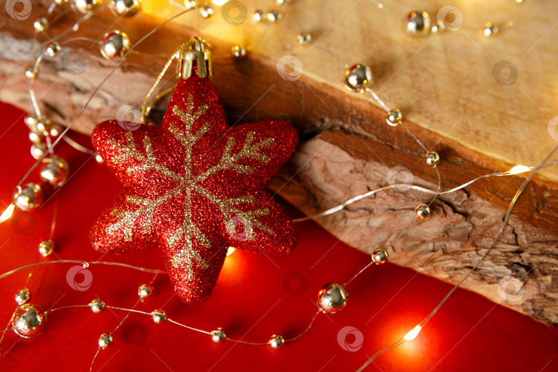 Скачать Рождественский фон. Бусы, игрушки и гирлянды на красном фоне и классной доске фотосток Ozero