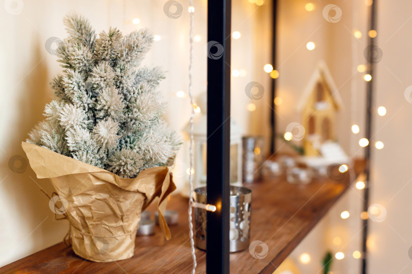 Скачать маленькая рождественская елка в горшке, завернутая в крафтовую бумагу фотосток Ozero