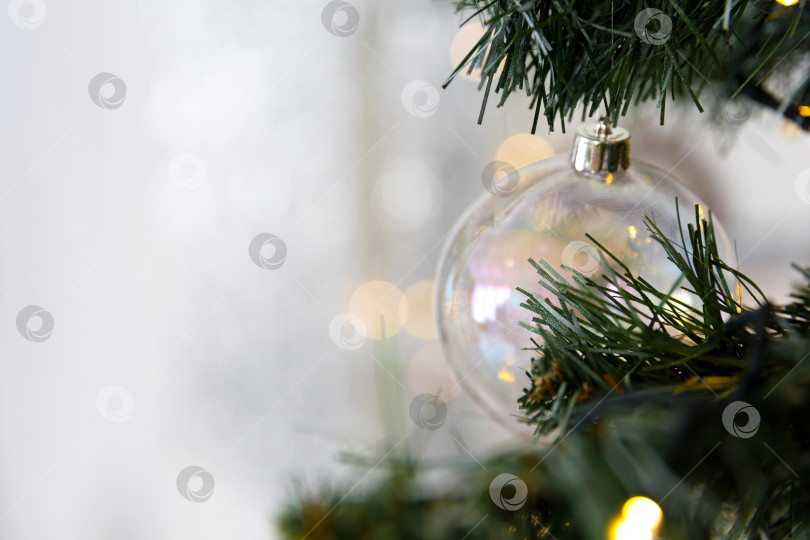 Скачать Рождественский игрушечный шар на ветке на белом фоне фотосток Ozero