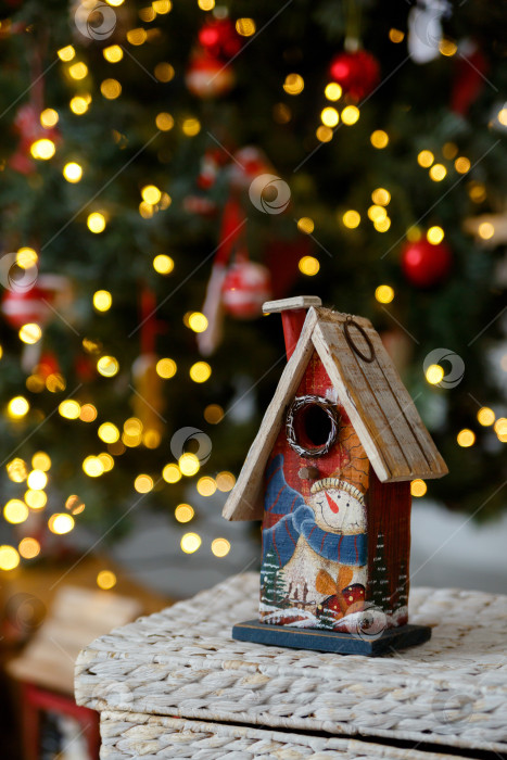 Скачать Рождественский игрушечный домик на фоне желтых огоньков гирлянды фотосток Ozero