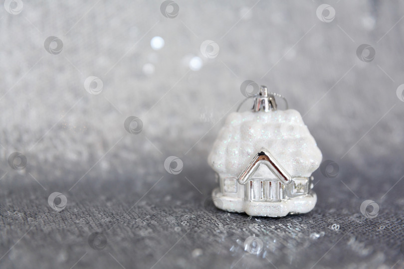 Скачать Рождественский и новогодний фон, елочная игрушка стоит на материале, расшитом серебряными пайетками фотосток Ozero