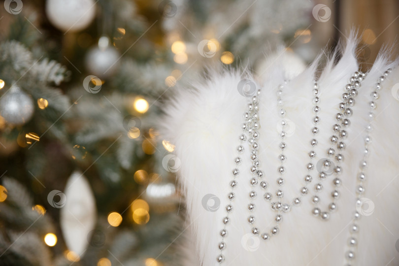 Скачать Бусины лежат на белом пушистом меховом пледе фотосток Ozero