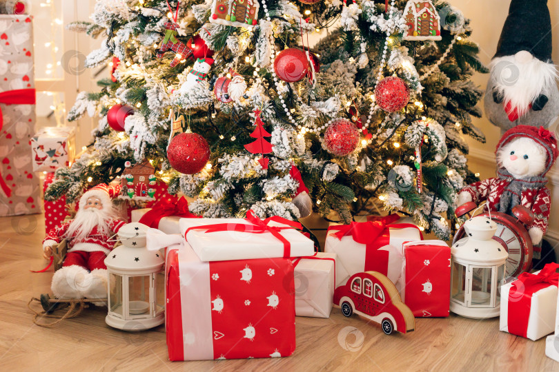 Скачать Подарочные коробки лежат под елкой. Праздничный сюрприз фотосток Ozero