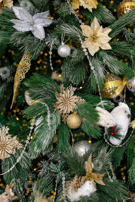 Скачать Новогодний фон. Рождественская елка украшена золотыми шарами и игрушками в виде цветов фотосток Ozero