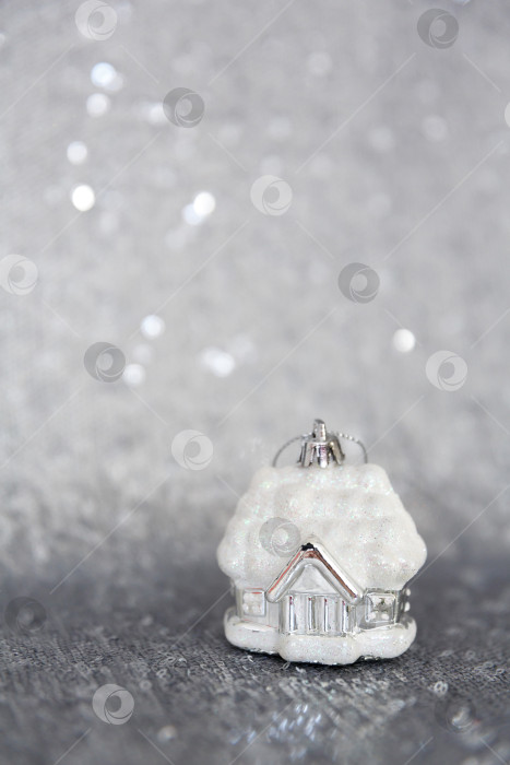 Скачать Рождественский и новогодний фон, елочная игрушка стоит на материале, расшитом серебряными пайетками фотосток Ozero