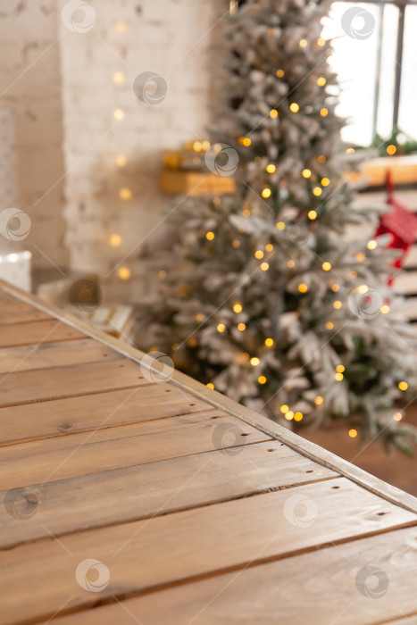 Скачать Фон и задник. Деревянная полка на фоне новогодней светящейся гирлянды на рождественской елке фотосток Ozero
