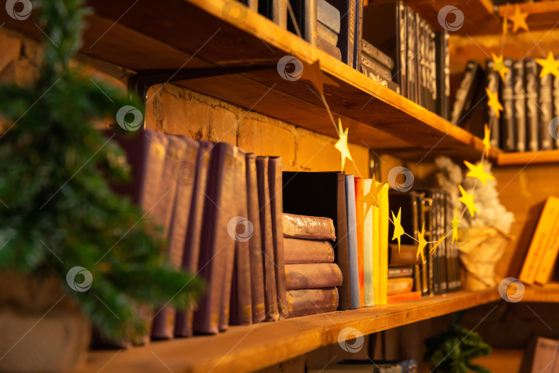 Скачать Новогодний или рождественский фон. Уютная книжная полка в канун Рождества фотосток Ozero