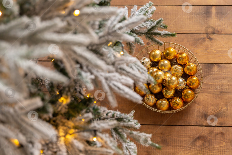 Скачать металлическая корзина с шариками на грубом деревянном полу. Новогодний или рождественский фон фотосток Ozero