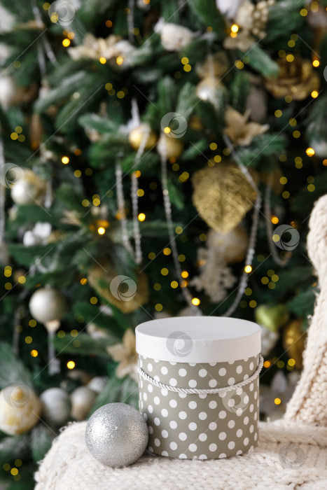 Скачать Рождественская открытка. Новогодний фон. Подарочная коробка под рождественской елкой. Место для текста и сообщения фотосток Ozero