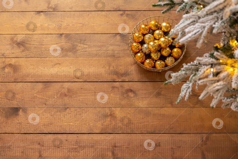 Скачать металлическая корзина с шариками на грубом деревянном полу. Новогодний или рождественский фон. Поздравительная открытка фотосток Ozero