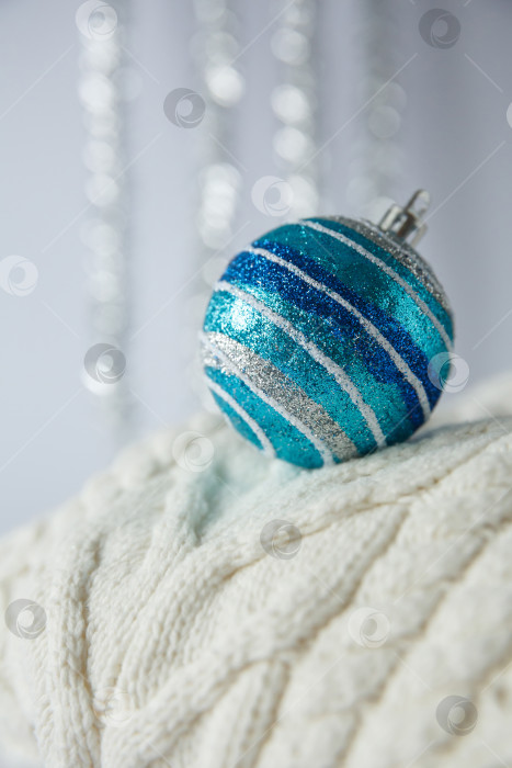 Скачать Рождество. Рождественский игрушечный шар на вязаном свитере. фотосток Ozero