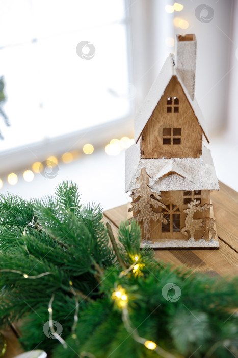 Скачать Рождественская открытка. Деревянный домик на старом столе фотосток Ozero