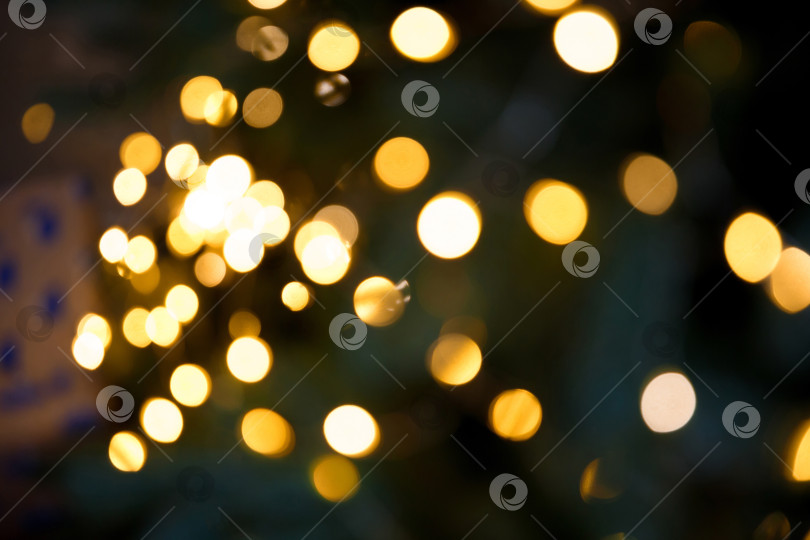 Скачать Рождественское боке на фоне размытых лампочек крупным планом фотосток Ozero