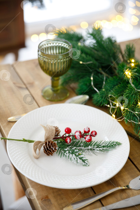 Скачать Сервировка стола с использованием посуды. Праздничное оформление. Еловые ветки и гирлянды фотосток Ozero