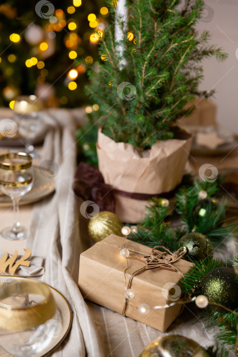 Скачать Новогодняя открытка. Рождественский подарок, упакованный в коробку. Сюрприз и положительные эмоции фотосток Ozero