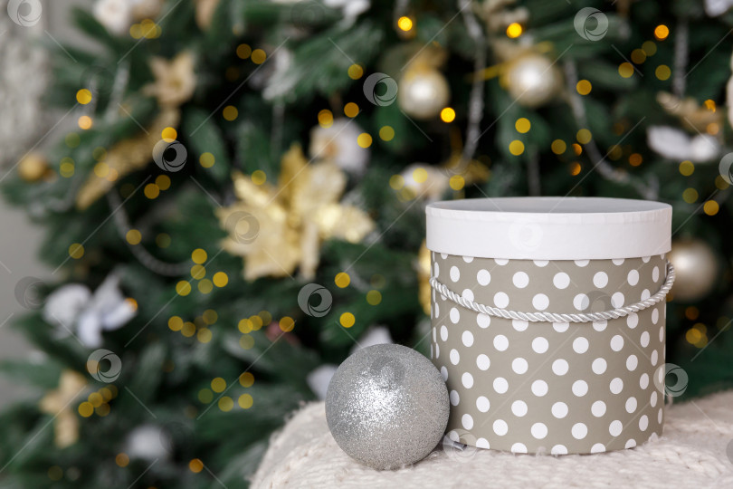 Скачать Рождественская открытка. Новогодний фон. Подарочная коробка под рождественской елкой. Место для текста и сообщения фотосток Ozero