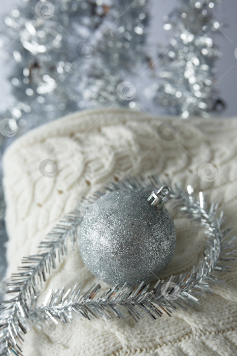 Скачать Рождество. Рождественский игрушечный шар на вязаном свитере. фотосток Ozero