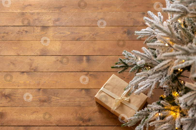 Скачать подарочная коробка на грубом деревянном полу. Новогодний или рождественский фон. Поздравительная открытка фотосток Ozero