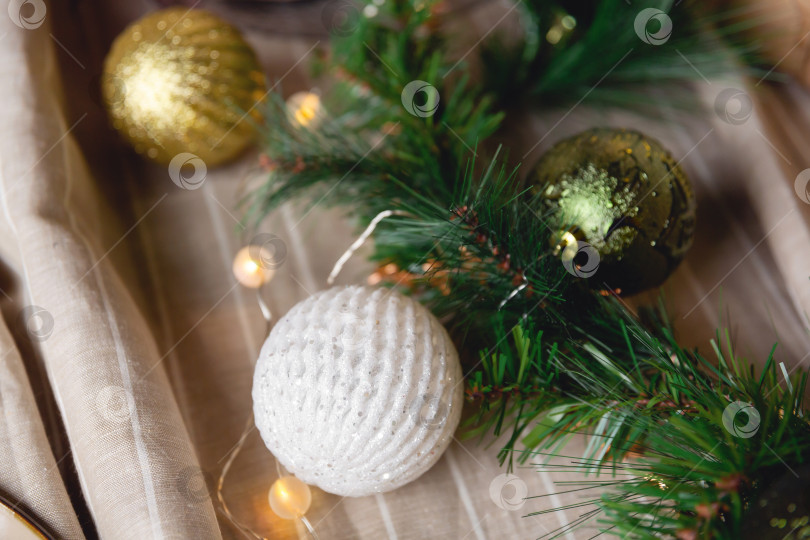 Скачать Рождественское или новогоднее украшение праздничного стола. Новогодние игрушки и шары на льняной скатерти. фотосток Ozero