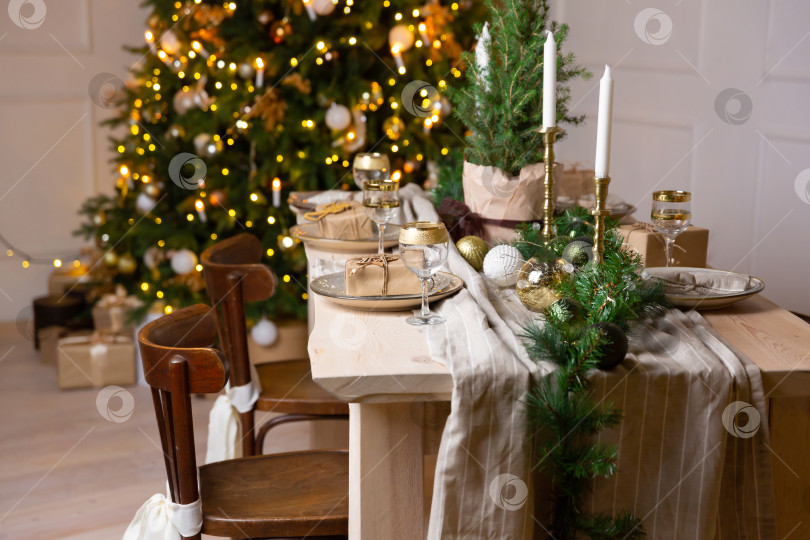 Скачать Праздничная сервировка стола на Рождество или Новый год. Бокал шампанского на столе фотосток Ozero