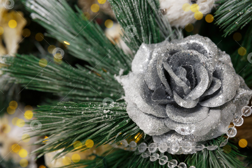 Скачать Новогодний фон. Рождественское украшение в виде серебряной розы фотосток Ozero