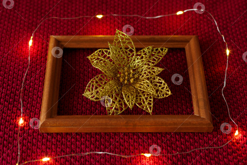 Скачать Рождественский фон. Рождественские игрушки, рамка и гирлянда на трикотажной основе свитера. фотосток Ozero