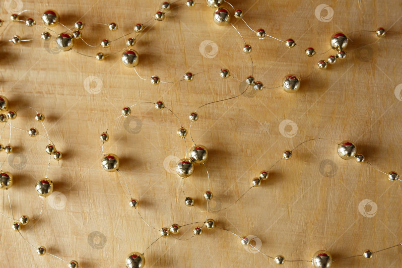 Скачать Рождественский фон. Бусины на светлом деревянном фоне фотосток Ozero