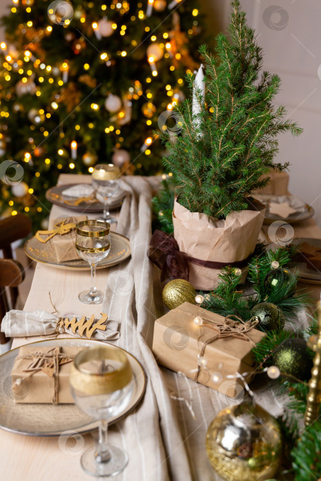 Скачать Рождественское или новогоднее оформление праздничного стола. Сервировка стола блюдами. Украшение елки фотосток Ozero