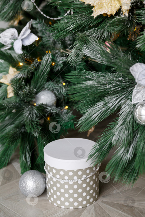 Скачать Рождественская открытка. Новогодний фон. Подарочная коробка под рождественской елкой. Место для текста и сообщения фотосток Ozero