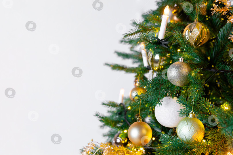 Скачать Игрушечные шарики висят на ветках рождественской елки. Новогодний или рождественский фон. Открытка или поздравительная открытка фотосток Ozero