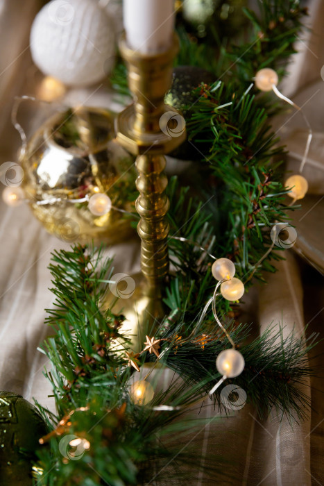 Скачать Рождественское или новогоднее украшение праздничного стола. Рождественская гирлянда на льняной скатерти. фотосток Ozero