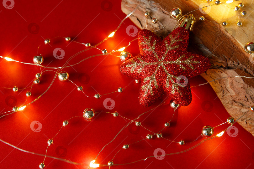 Скачать Рождественский фон. Бусы, игрушки и гирлянды на красном фоне и классной доске фотосток Ozero