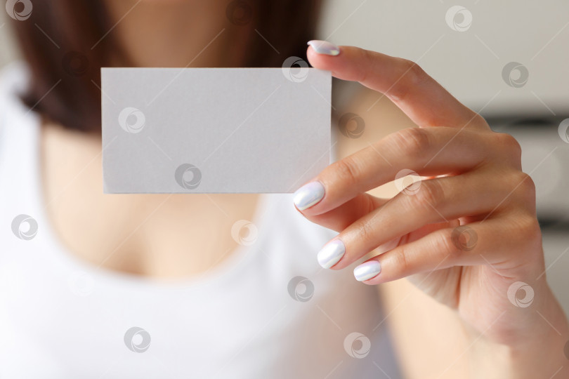 Скачать Мужчина держит в руке белую визитную карточку фотосток Ozero