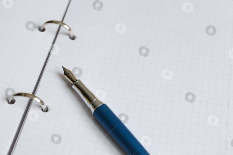 Скачать Белый лист тетради или дневника и авторучка фотосток Ozero