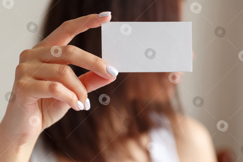 Скачать Мужчина держит в руке белую визитную карточку фотосток Ozero