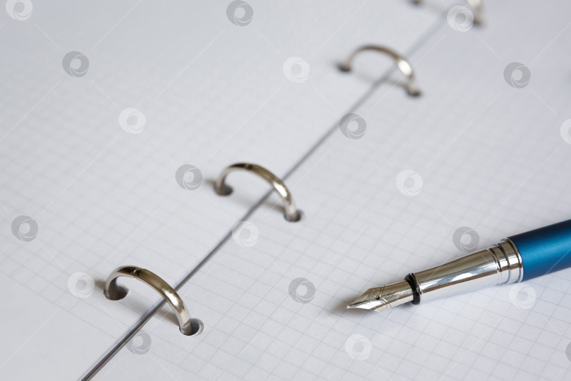 Скачать Белый лист тетради или дневника и авторучка фотосток Ozero