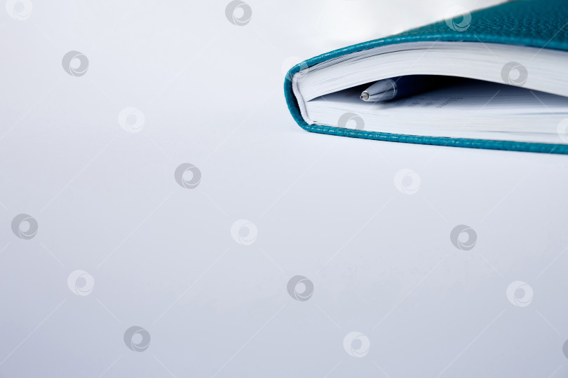 Скачать Синяя записная книжка, дневник или книга на бумажном фоне фотосток Ozero