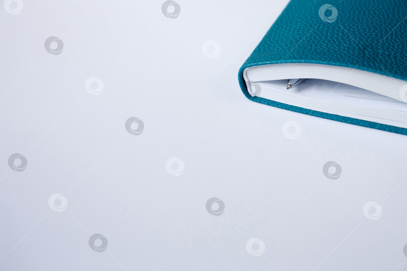 Скачать Синяя записная книжка, дневник или книга на бумажном фоне фотосток Ozero