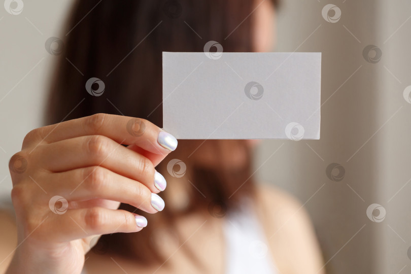 Скачать Мужчина держит в руке белую визитную карточку фотосток Ozero
