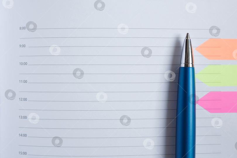 Скачать Ручка лежит на белом чистом листе дневника фотосток Ozero