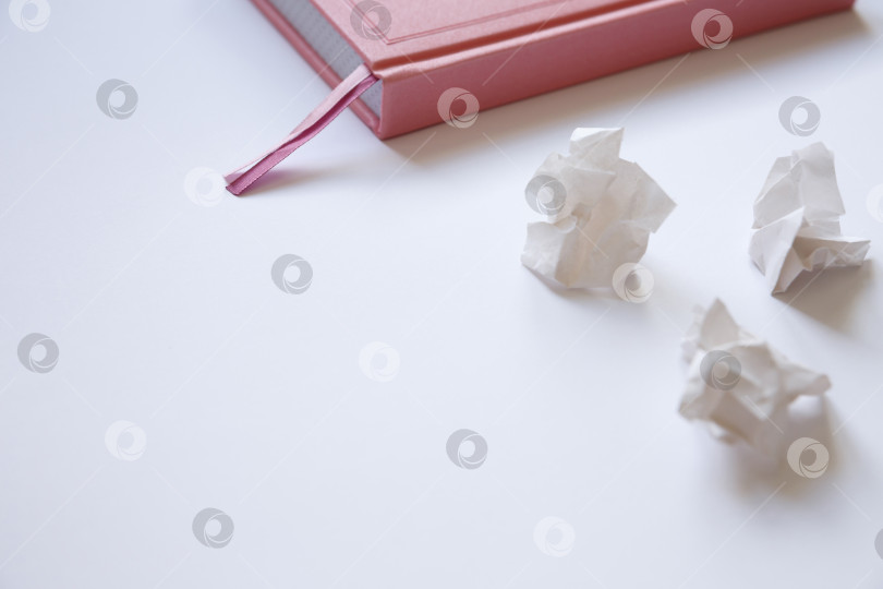 Скачать Дневник на белом фоне и смятые клочки бумаги фотосток Ozero