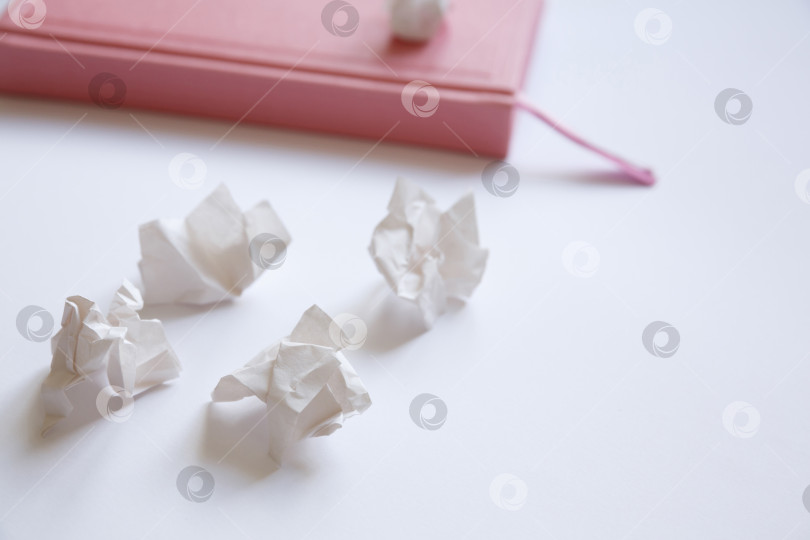 Скачать Дневник на белом фоне и смятые клочки бумаги фотосток Ozero